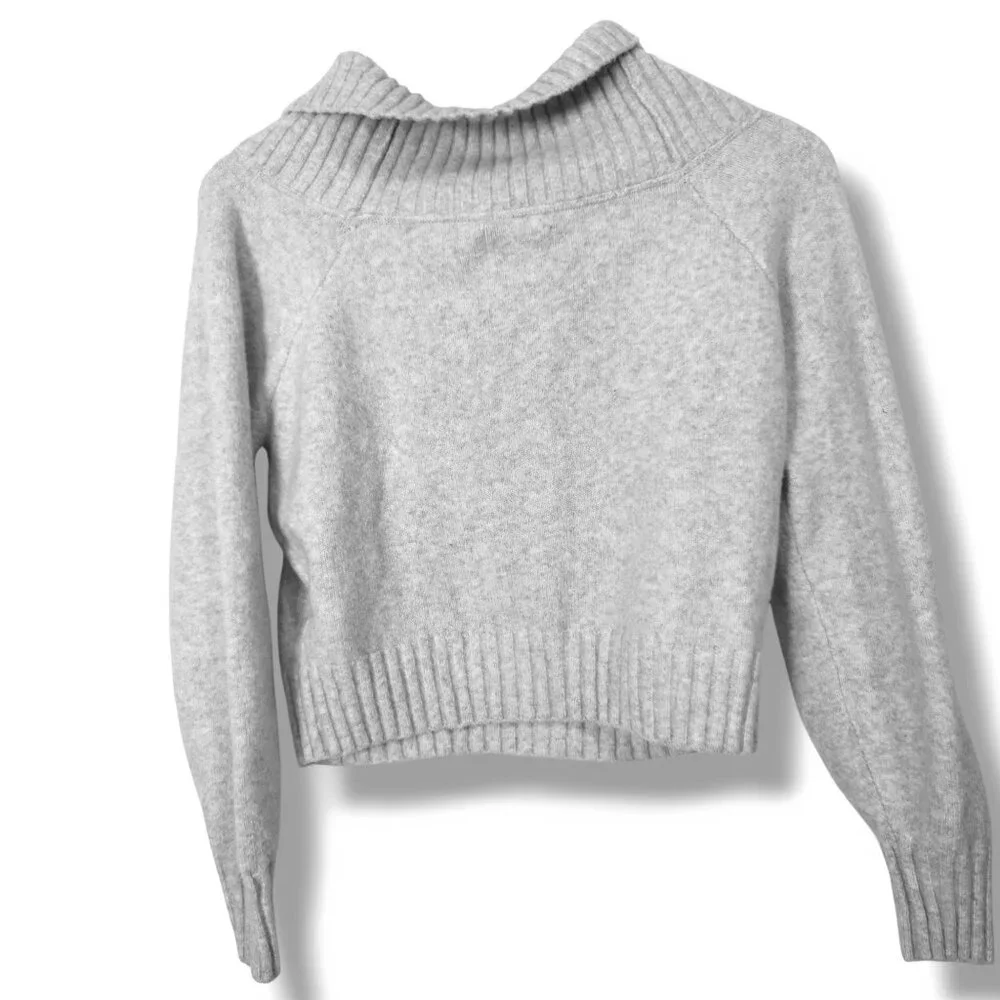 Hollister sweater womens Small light-gray cropped turtleneck NWT